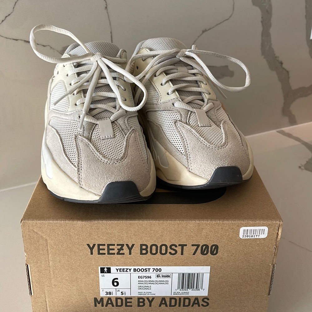 Yeezy Adidas boost 700 Analog